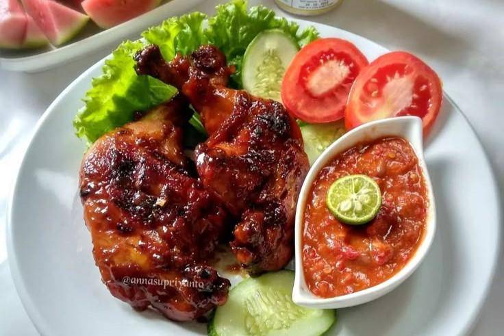Ilustrasi ayam Taliwang, selalu dicari turis. (Pinterest/ResepMamiku.com)