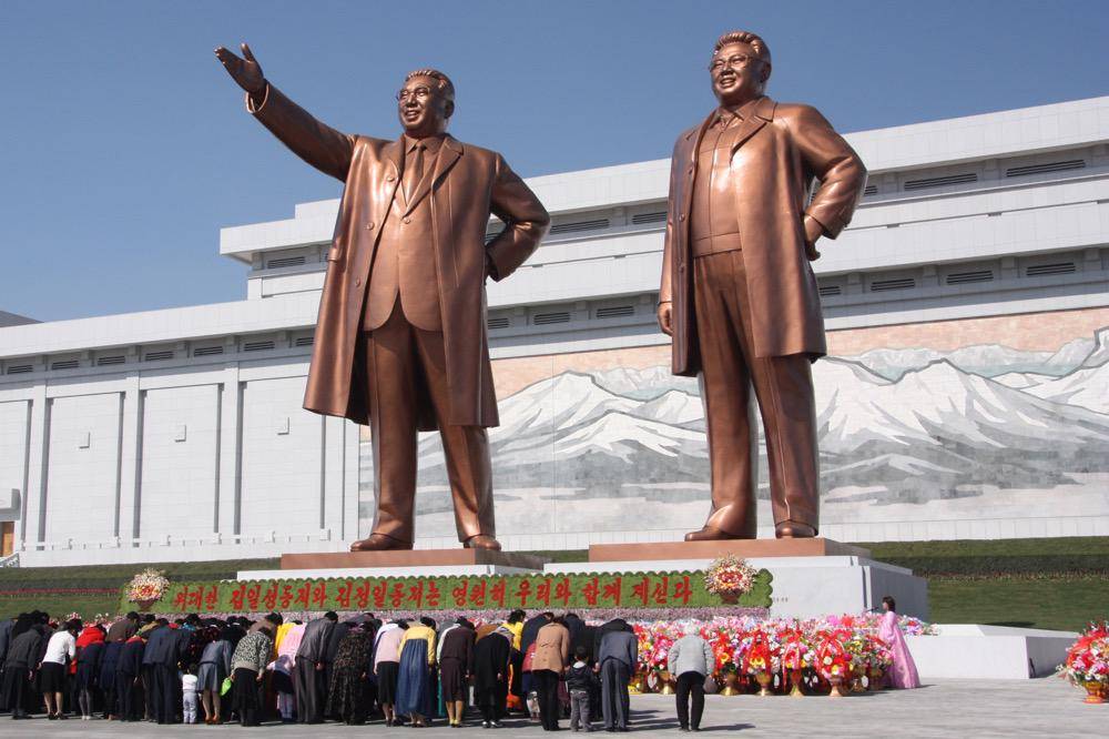 sekelompok warga Korea Utara memberikan penghormatan di Musudae Grand Monument (commons.m.wikimedia.org/J.A. de Roo)