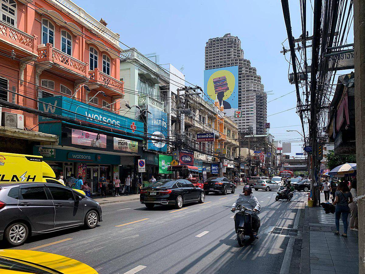 Pemandangan Sathorn Unique Tower dari Charoen Krung Road.