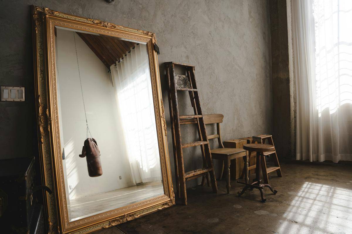 Cermin besar dalam ruangan (unsplash.com/Courtney Hill)
