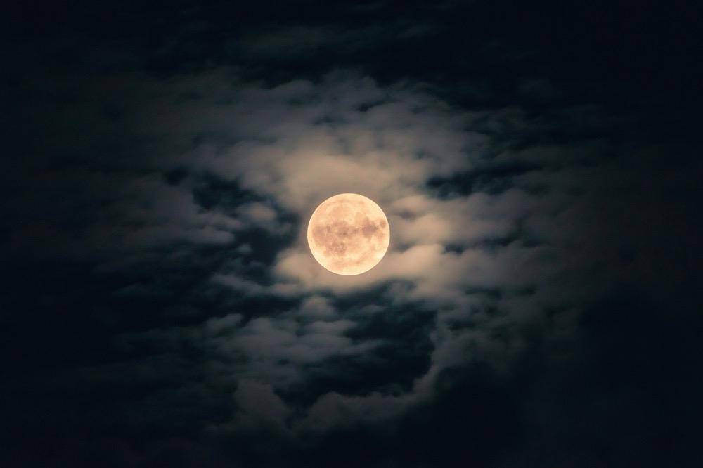 gambar Bulan (unsplash.com/Daniil Silantev)