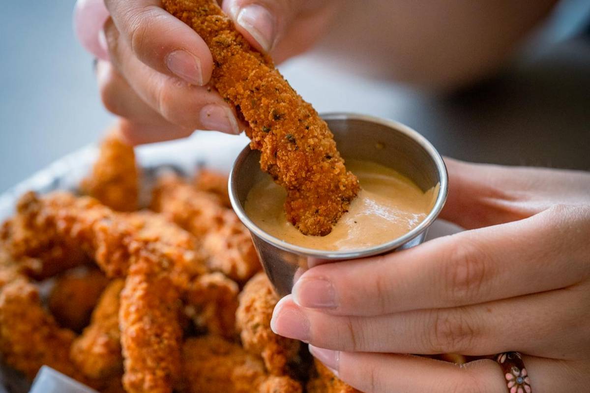 ilustrasi pengaplikasian saus seafood aioli (pexels.com/The Good Burger)