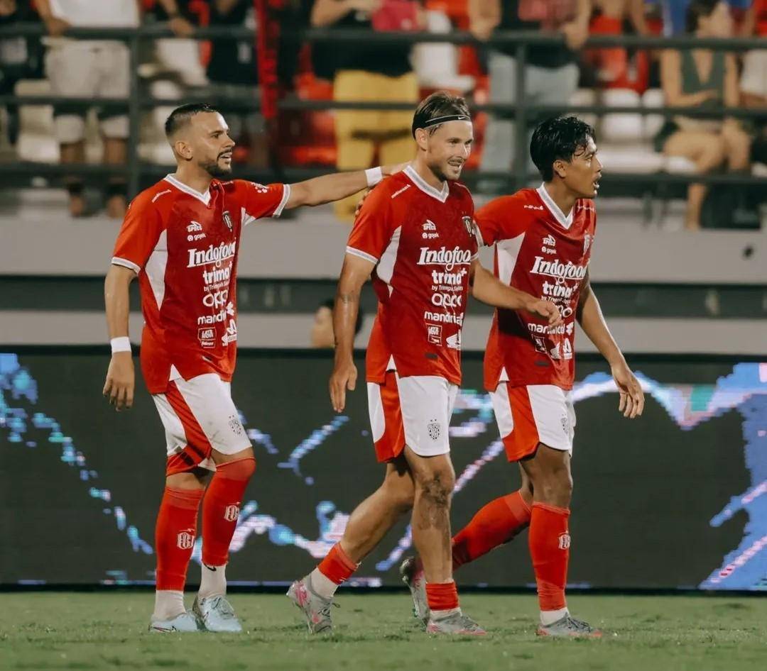 Thijmen Goppel (tengah) usai mencetak gol ke gawang PSIM Yogyakarta. (Instagram.com/baliunitedfc)