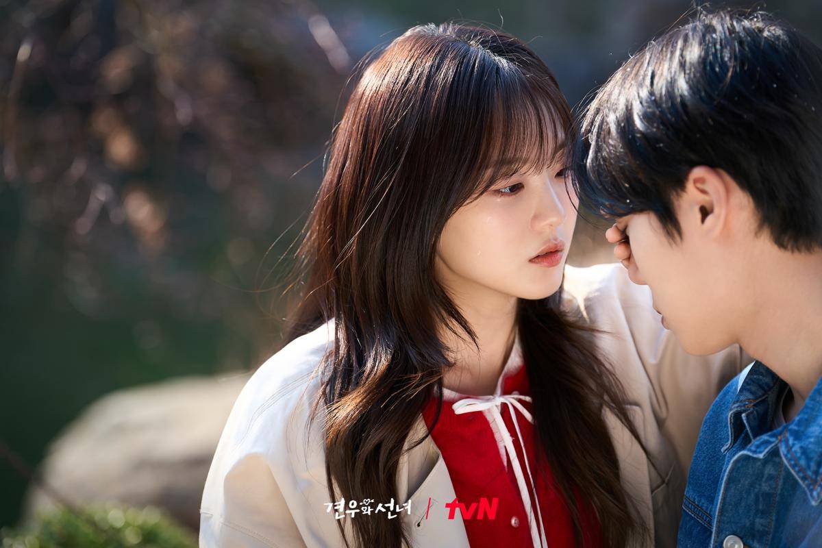 Cho Yi Hyun dan Choo Young Woo di Head Over Heels (x.com/CJnDrama)