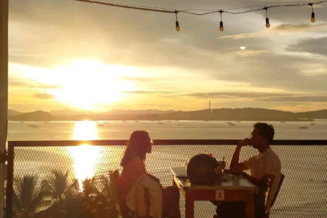 Kedai Sunset Sibolga dengan view langsung menghadap laut, memberikan pandangan matahari tenggelam yang menenangkan jiwa. (tiktok.com/kedai_sunset_sibolga)