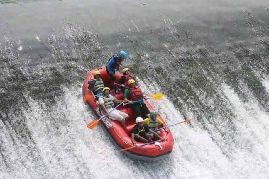 Arung jeram di sungai bingai langkat (tiktok.com/bones.si.petualan)