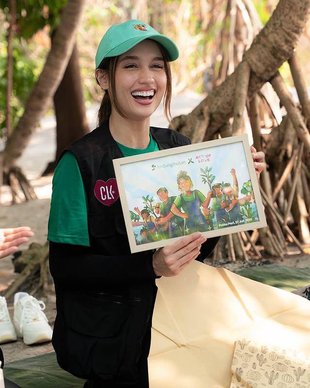 potret Cinta Laura tanam mangrove di Pulau Pari (Instagram.com/claurakiehl)