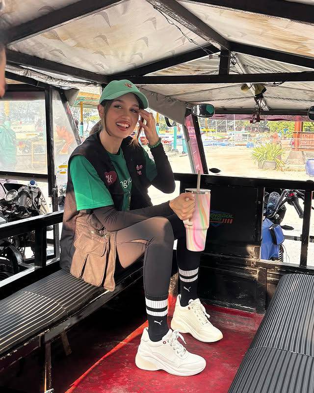 potret Cinta Laura tanam mangrove di Pulau Pari (Instagram.com/claurakiehl)