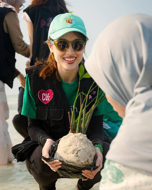 potret Cinta Laura tanam mangrove di Pulau Pari (Instagram.com/claurakiehl)