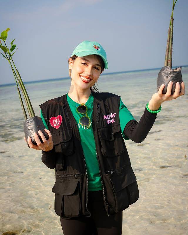 potret Cinta Laura tanam mangrove di Pulau Pari (Instagram.com/claurakiehl)