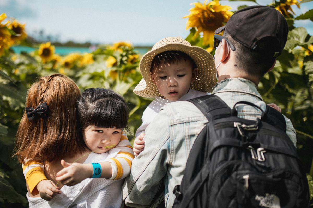 ilustrasi keluarga. (unsplash.com/ George Zheng)