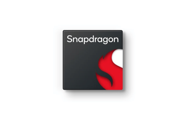 Logo chipset Snapdragon berwarna hitam dengan simbol merah berbentuk api dan tulisan putih di bagian atas.