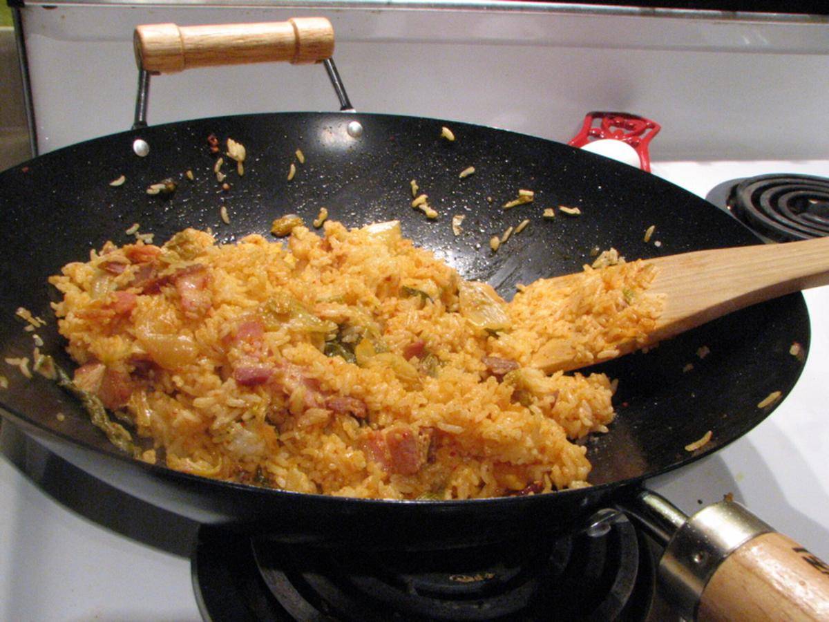 ilustrasi memasak nasi goreng kimchi (commons.m.wikimedia.org/Audrey)