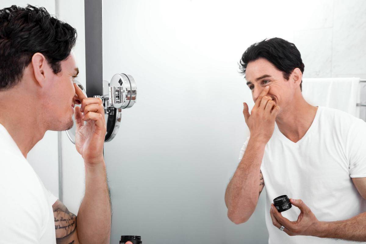 ilustrasi pria menggunakan skincare (unsplash.com/Lumin)