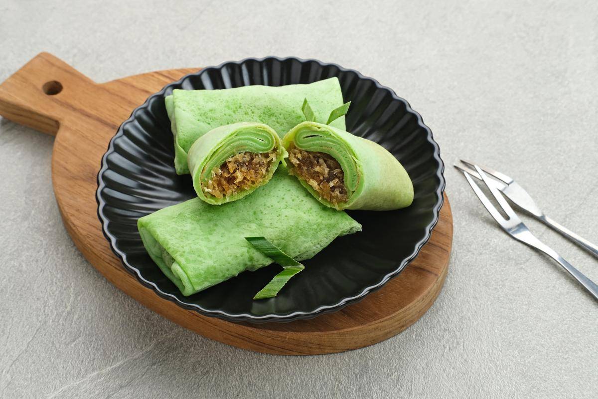 ilustrasi dadar gulung pandan cokelat pisang (vecteezy.com/Tyas Indayanti)