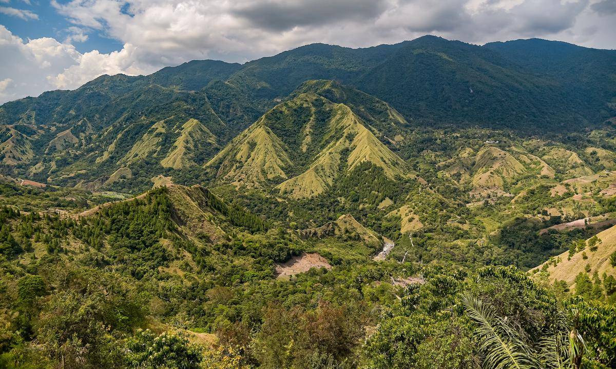 Gunung Nona (commons.wikimedia.org/Jorge Franganillo)