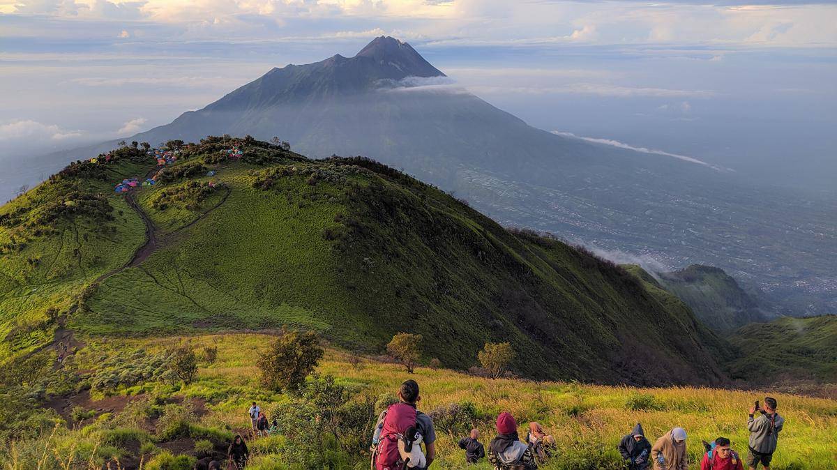 Gunung Merbabu (commons.wikimedia.org/Daryant.id)