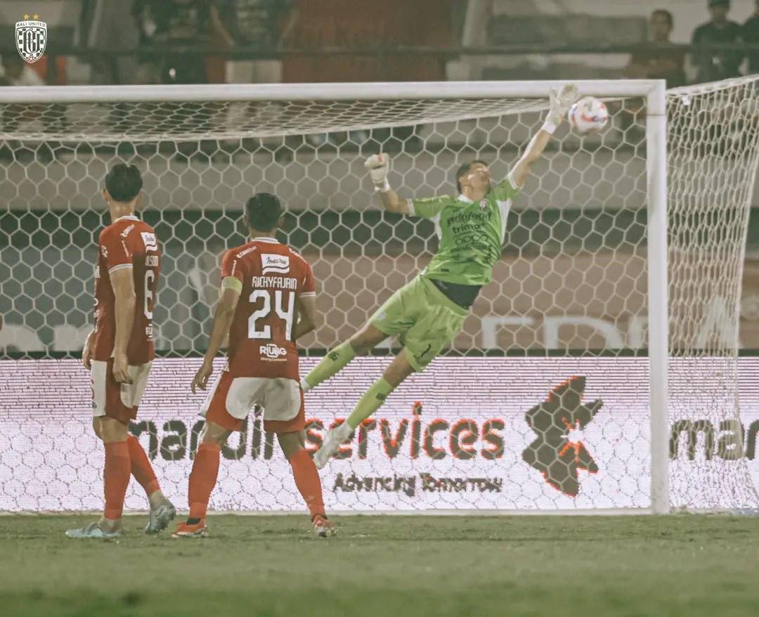Mike Hauptmeijer (hijau) beraksi saat menghadapi PSIM Yogyakarta. (Instagram.com/baliunitedfc)