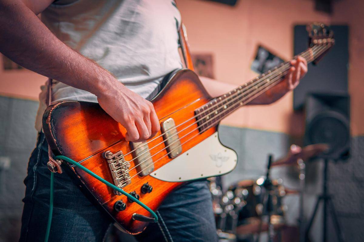 Pemain musik sedang memainkan alat musik (pixabay.com/pixabay)
