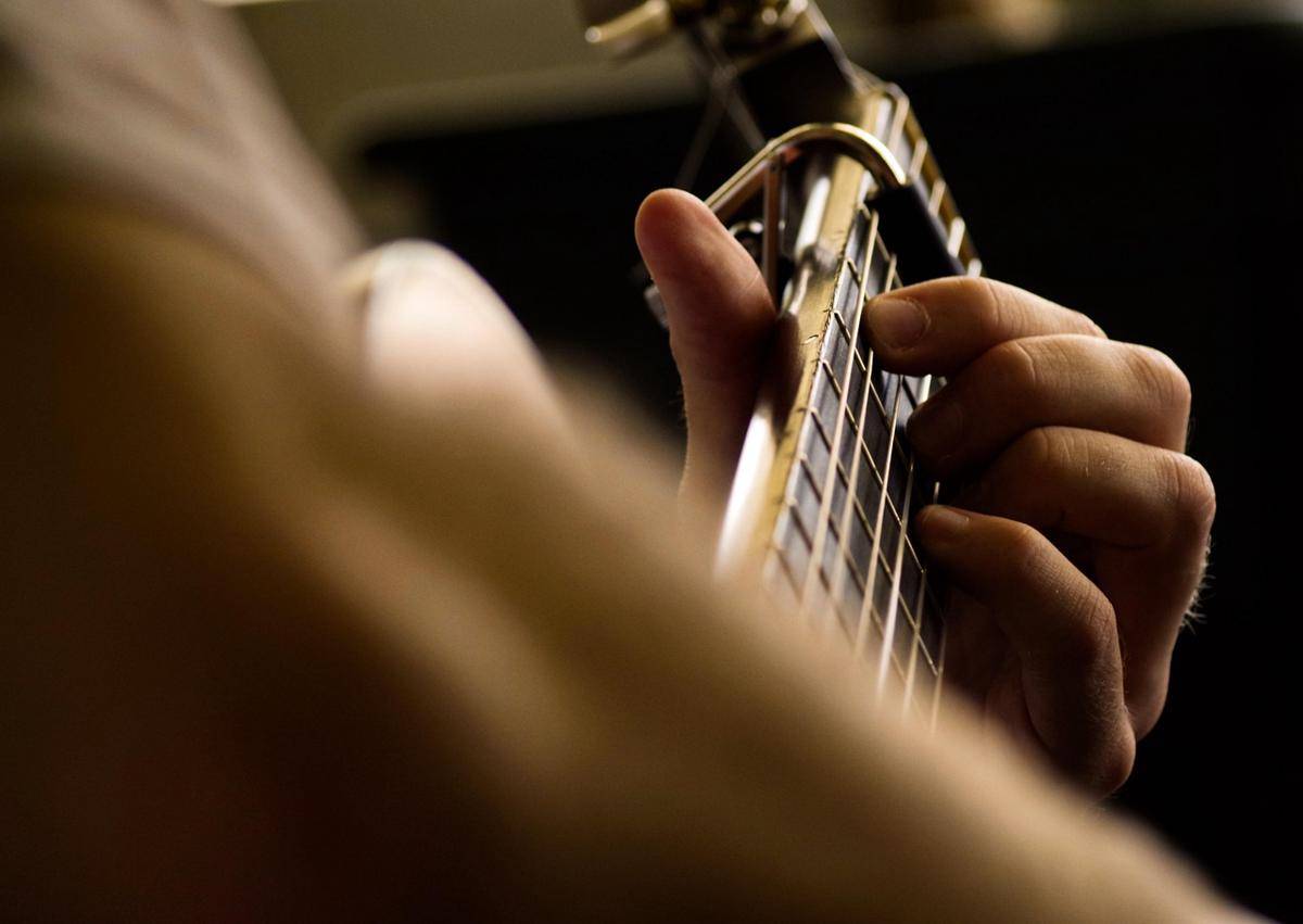 Seorang musisi sedang bermain musik. (pixabali.com/pexels)