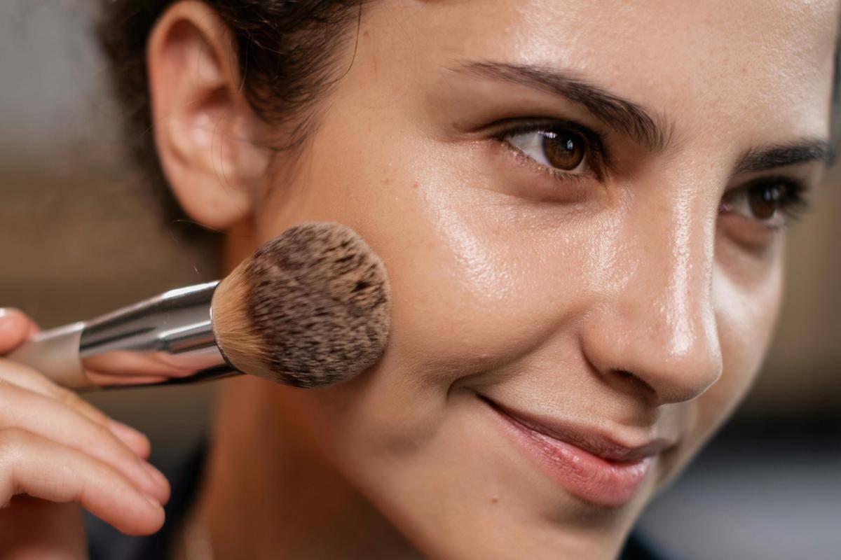 ilustrasi menggunakan makeup (pexels.com/Alena Darmel)