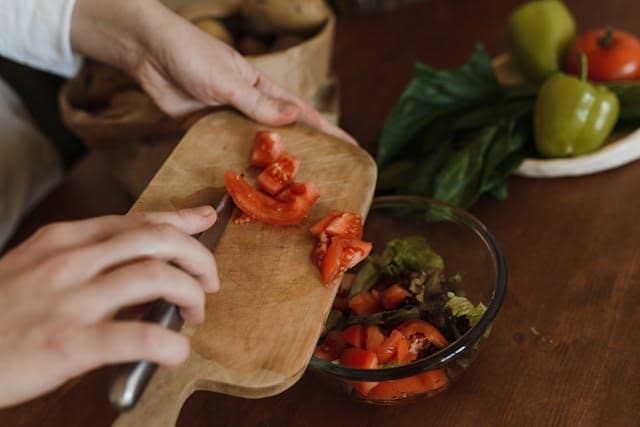 ilustrasi proses memasak ikan kembung sambal balado (pexels.com/Arina Krasnikova)