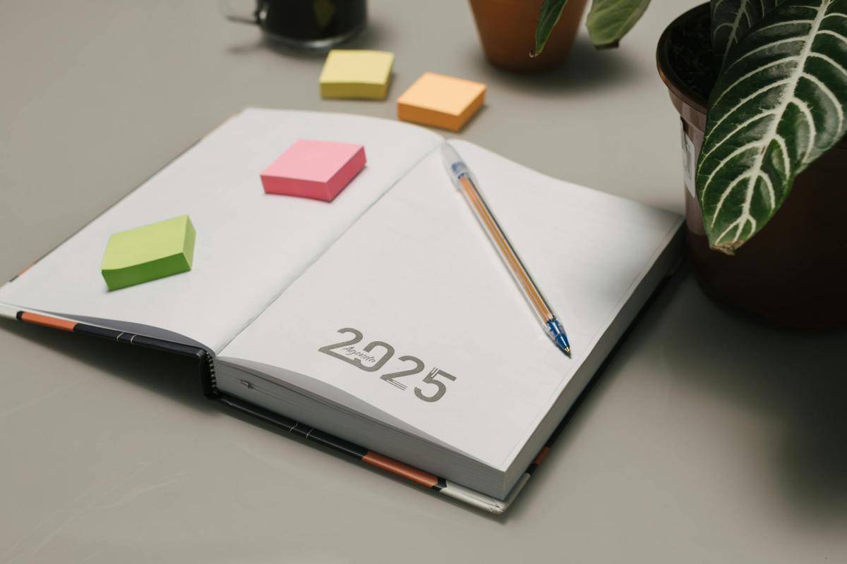 ilustrasi buku agenda 2025 (pexels.com/Matheus Bertelli)