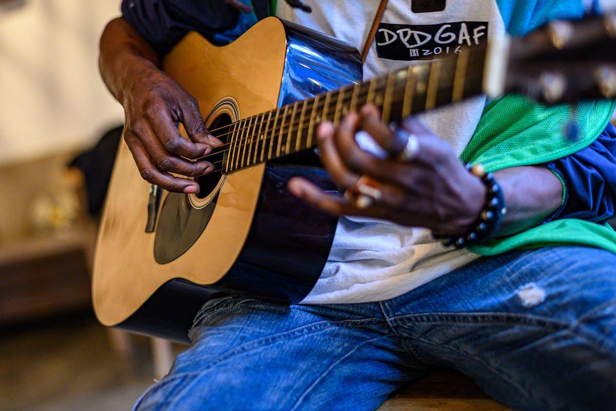 ilustrasi bermain gitar (pexels.com/Brett Sayles)