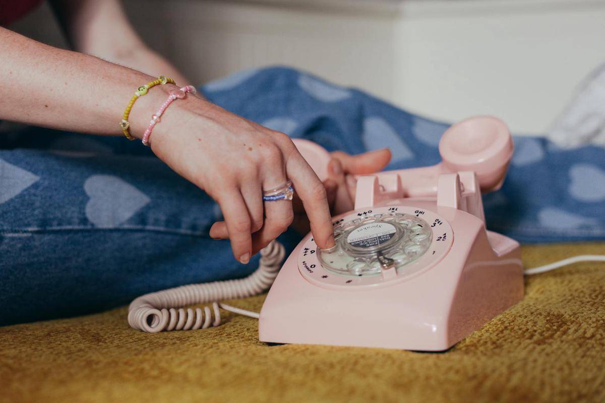 ilustrasi telepon rumah (pexels.com/cottonbro studio)