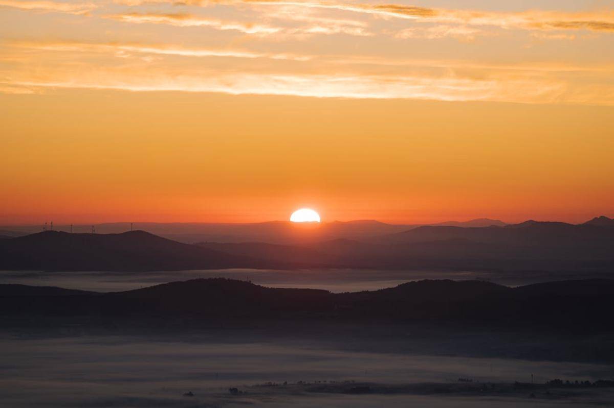 ilustrasi sunrise di gunung