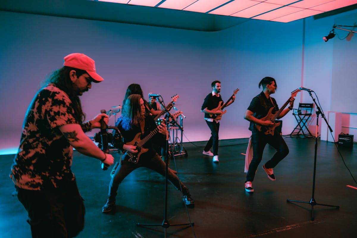 ilustrasi jamming dengan teman-teman (pexels.com/Jay Ybarra)