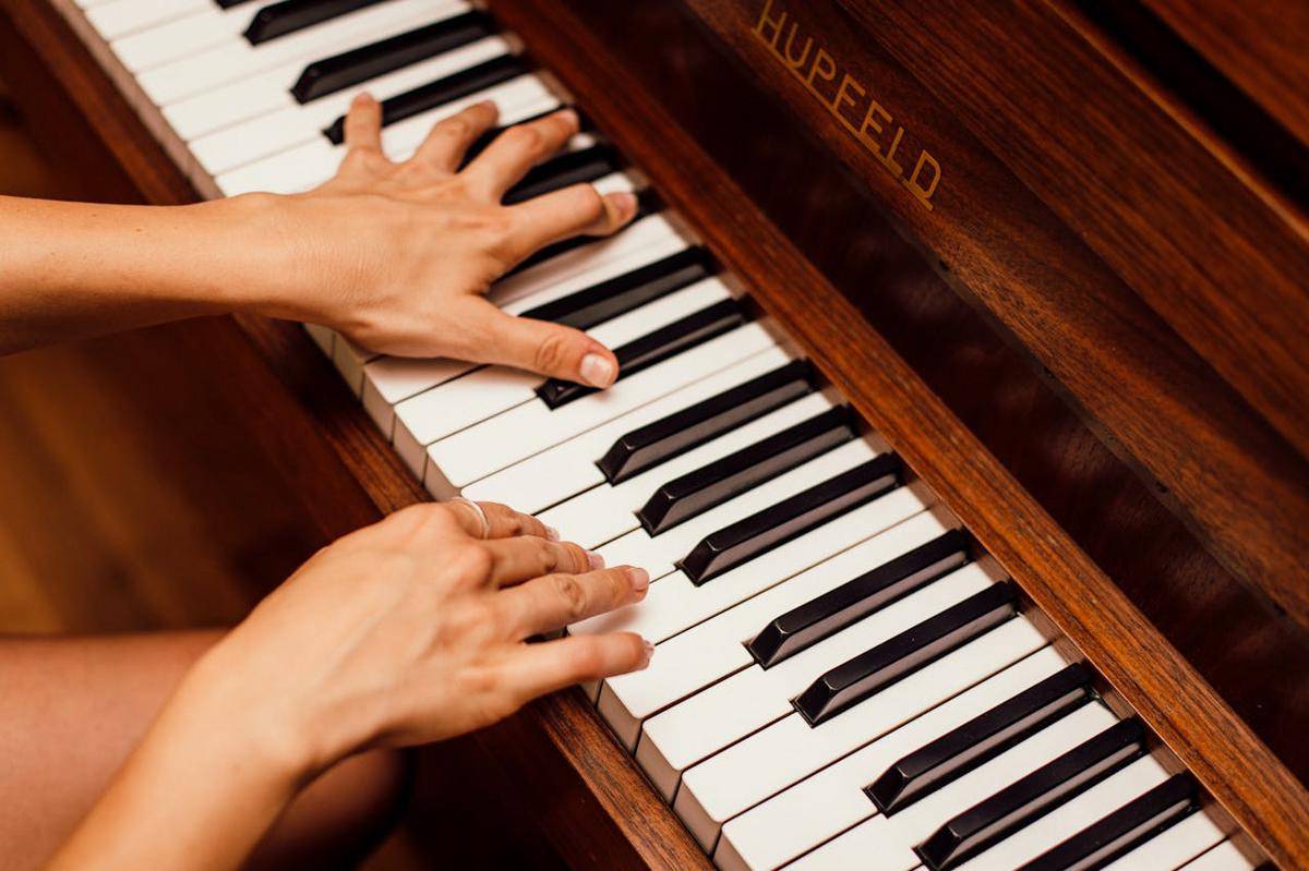 ilustrasi piano (pexels.com/Juan Pablo Serrano)