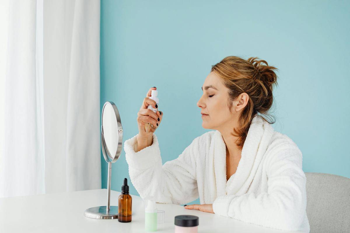 ilustrasi menggunakan setting spray (pexels.com/Karolina Grabowska)