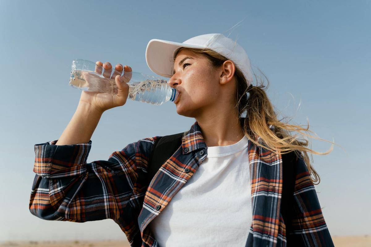 ilustrasi minum air (pexels.com/mart-production)