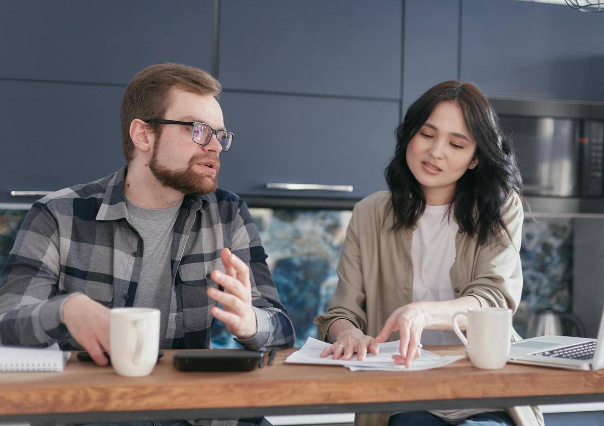 ilustrasi pasangan mendiskusikan kesiapan finansial (pexels.com/Mikhail Nilov)