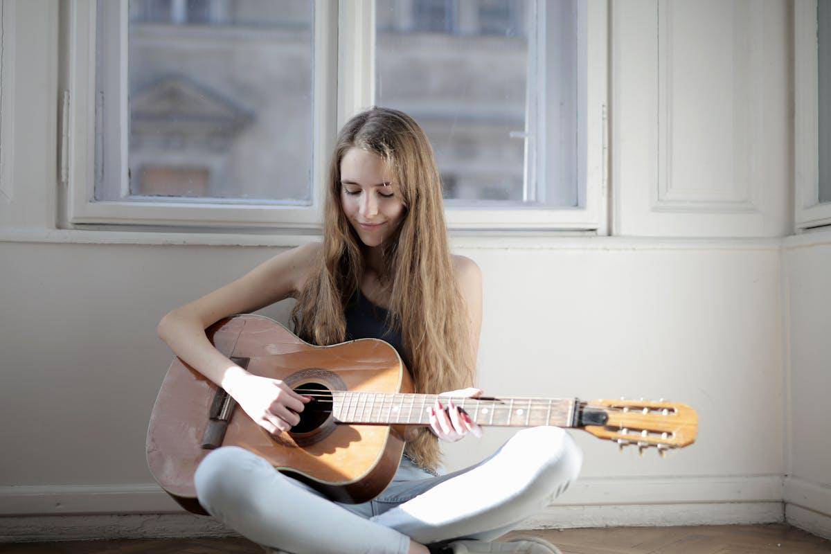 ilustrasi bermain gitar (pexels.com/Andrea Piacquadio)