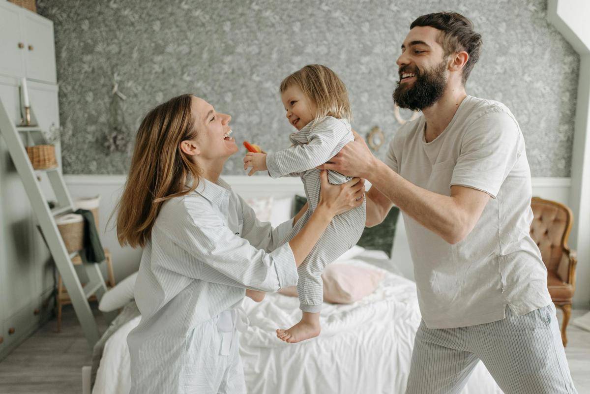 ilustrasi orang tua dengan anak (pexels.com/Pavel Danilyuk)
