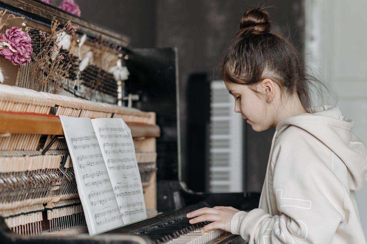 ilustrasi bermain piano (pexels.com/Pavel Danilyuk)