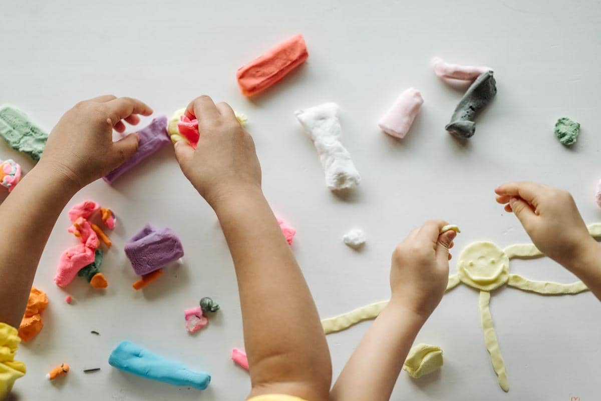 ilustrasi bermain playdough