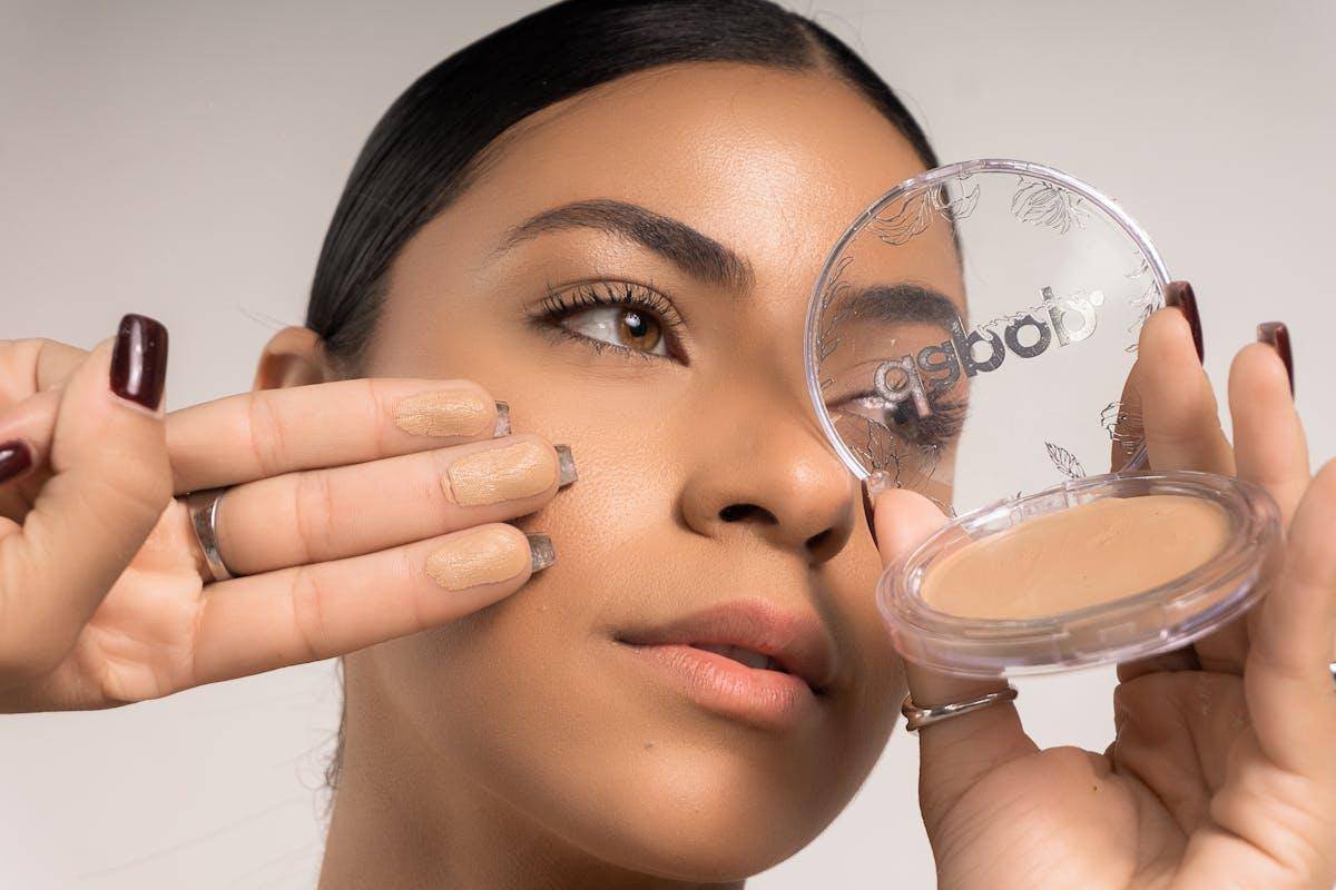 ilustrasi perbedaan cushion matte dan dewy (pexels.com/pedro furtado) 