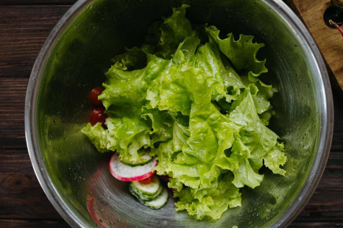 ilustrasi membuat salad (pexels.com/Polina)