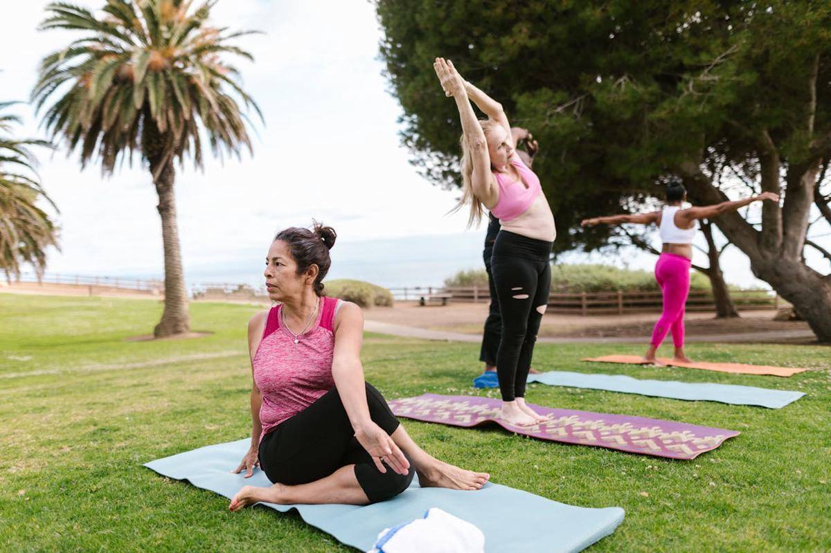 ilustrasi yoga di bawah sinar matahari pagi (pexels.com/RDNE Stock project)