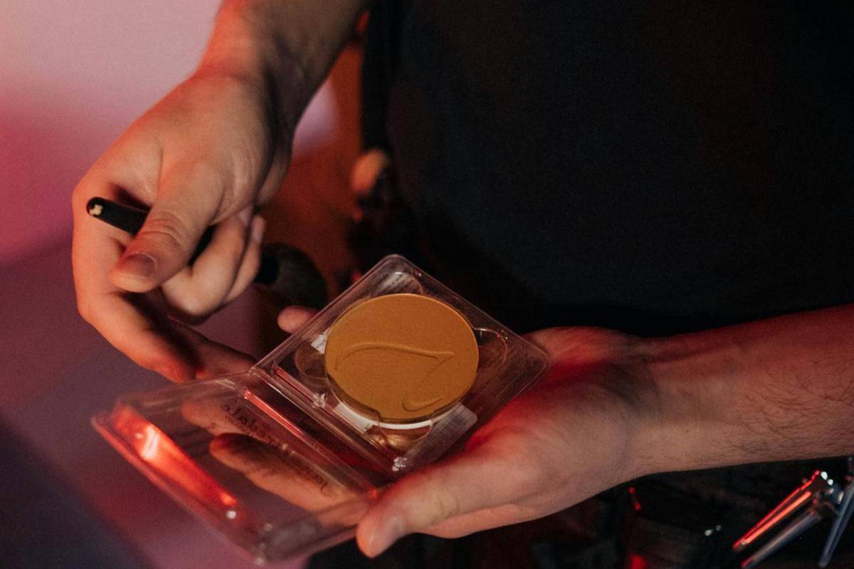 ilustrasi rekomendasi cushion dengan hasil glowing natural (pexels.com/olga)