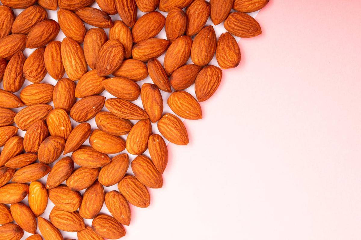Kacang almond (pexels.com/Tamanna Rumee)