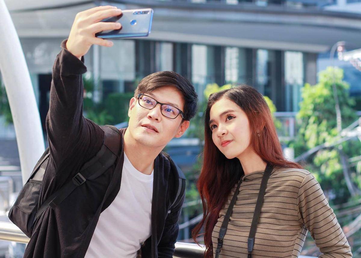 ilustrasi foto dengan pasangan (vecteezy.com/NONTANUN CHAIPRAKON)