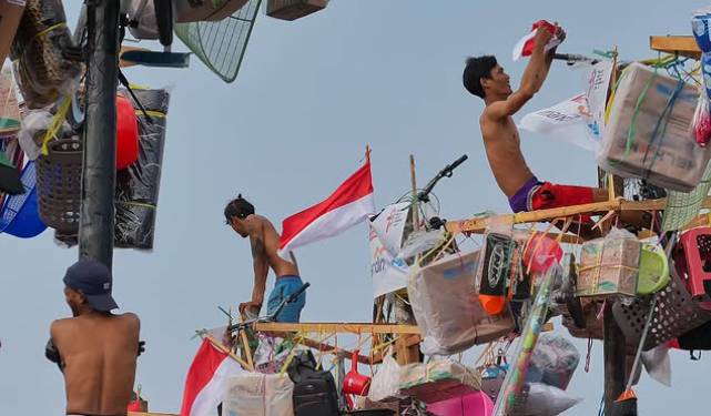 masyarakat merayakan hari kemerdekaan dengan lomba panjat pinang (instagram.com/williamotret79)