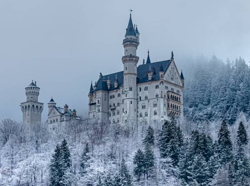 Neuschwanstein Castle (unsplash.com/Lanju Fotografie)