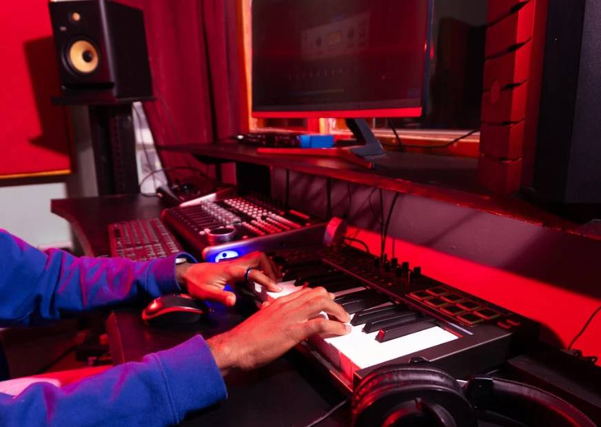 illustrasi produksi musik (pexels.com/Kaiser Leo Xiv)