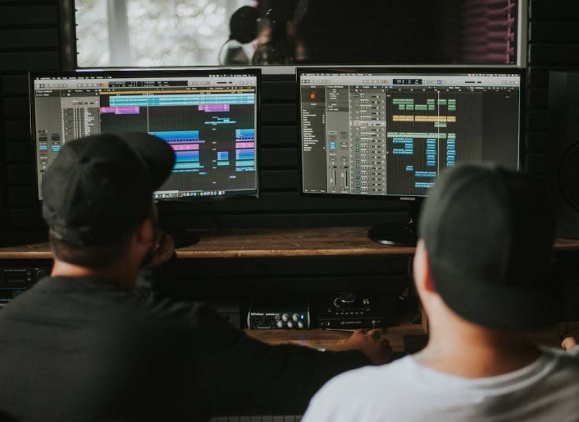 illustrasi produksi musik (pexels.com/John Taran)