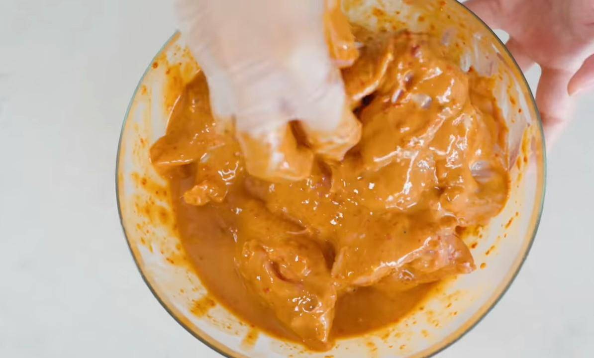 ilustrasi marinasi daging ayam (YouTube.com/Willgoz Kitchen)